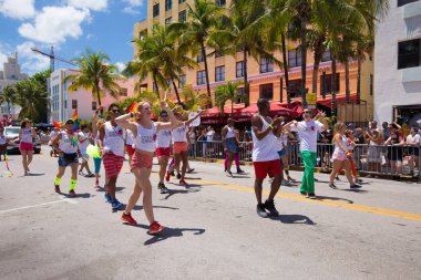 Miami, Florida - Nisan 2016: 8 yıllık Miami Beach Gay Pride Parade katılan kişi