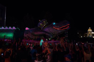 Orlando, ABD-27 Şubat 2017: Orlando, Florida 'da gece Universal Studios at Mardi Gras geçit töreni