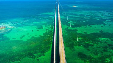 Florida, ABD mavi su üstünde yedi mil köprünün havadan görünümü