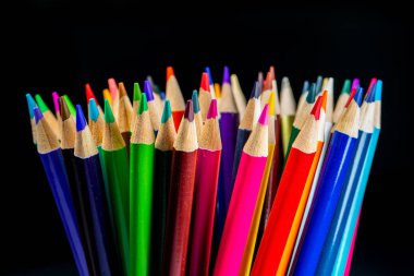 Siyah arka plan üzerinde renkli keskin kalemler