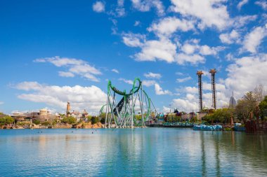 Roller coaster Hulk ve göl Universal Adaları Adventure Theme Park içinde Universal Orlando Resort Orlando, Florida, ABD