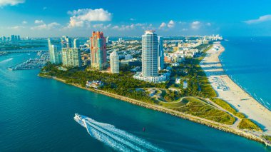 Cruise Gemi (Carnival Magic) girişinden Miami bağlantı noktası, Florida, ABD Atlantik Okyanusu için havadan görünümü