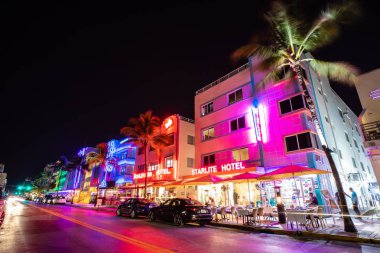Street Ocean Drive gece görünümü, Miami Beach Art Deco Building, Florida, ABD