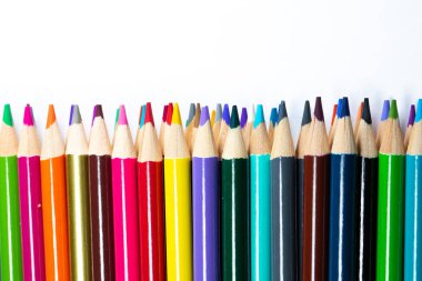 Renkli keskin kalemler üzerinde beyaz izole kapatmak