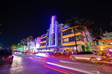 Street Ocean Drive gece görünümü, Miami Beach Art Deco Building, Florida, ABD