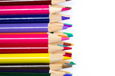 Renkli keskin kalemler üzerinde beyaz izole kapatmak