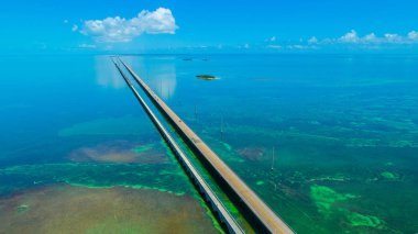 Florida, ABD mavi su üstünde yedi mil köprünün havadan görünümü