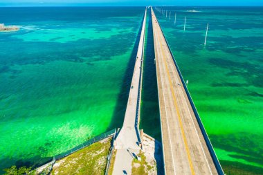 Florida, ABD mavi su üstünde yedi mil köprünün havadan görünümü