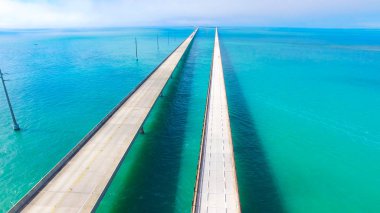 Florida, ABD mavi su üstünde yedi mil köprünün havadan görünümü