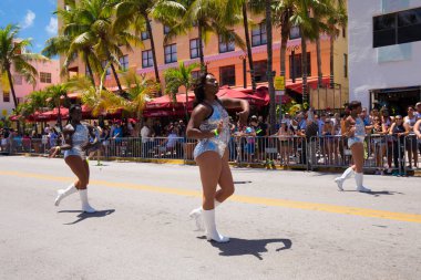 Miami, Florida - Nisan 2016: 8 yıllık Miami Beach Gay Pride Parade katılan kişi