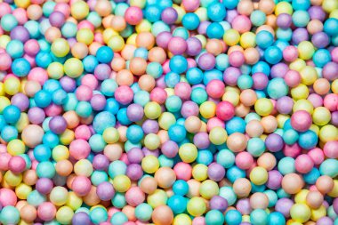 Çok renkli yuvarlak şekerler ile renkli parlak arka plan