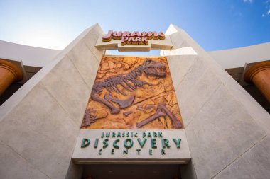 Orlando, Florida, ABD - 11 Mart 2017: Macera Adaları'nda Jurassic Park işareti