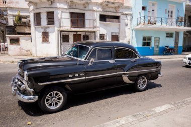 Havana tarihi merkezinin sokakta eski antika araba, Küba