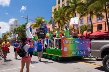 Miami, Florida - Nisan 2016: 8 yıllık Miami Beach Gay Pride Parade katılan kişi