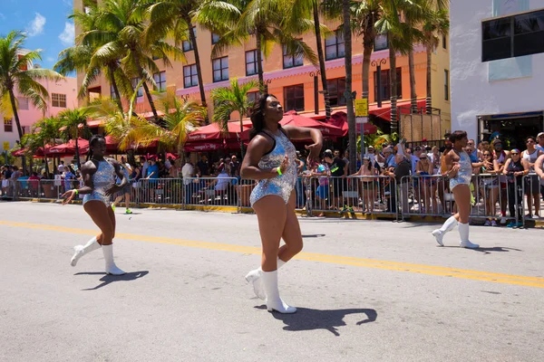 Miami, Florida - Nisan 2016: 8 yıllık Miami Beach Gay Pride Parade katılan kişi