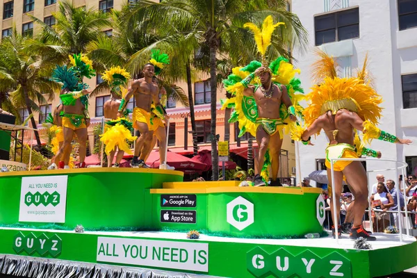 Miami, Florida - Nisan 2016: 8 yıllık Miami Beach Gay Pride Parade katılan kişi