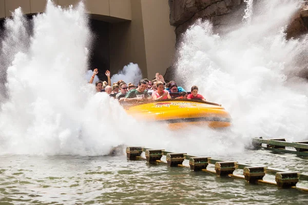 İnsanlar Jurassic Park River Adventure at Universal Orlando Resort Orlando, Florida, ABD 'de eğlenceli