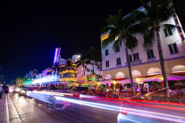 Street Ocean Drive gece görünümü, Miami Beach Art Deco Building, Florida, ABD