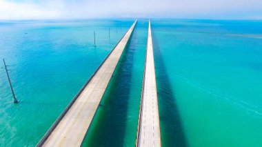 Florida, ABD mavi su üstünde yedi mil köprünün havadan görünümü