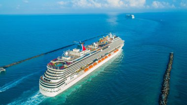 Cruise Gemi (Carnival Magic) girişinden Miami bağlantı noktası, Florida, ABD Atlantik Okyanusu için havadan görünümü