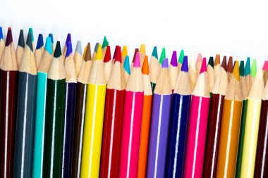 Renkli keskin kalemler üzerinde beyaz izole kapatmak