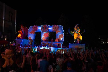 Orlando, ABD-27 Şubat 2017: Orlando, Florida 'da gece Universal Studios at Mardi Gras geçit töreni