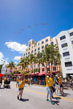 Miami, Florida - Nisan 2016: 8 yıllık Miami Beach Gay Pride Parade katılan kişi