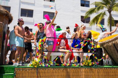 Miami, Florida - Nisan 2016: 8 yıllık Miami Beach Gay Pride Parade katılan kişi