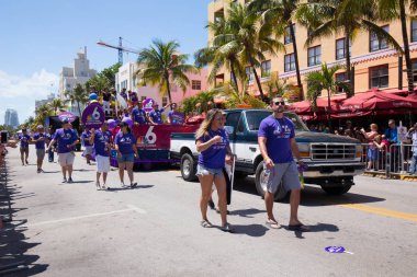 Miami, Florida - Nisan 2016: 8 yıllık Miami Beach Gay Pride Parade katılan kişi