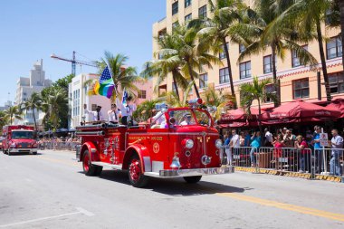 Miami, Florida - Nisan 2016: 8 yıllık Miami Beach Gay Pride Parade katılan kişi