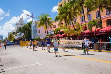 Miami, Florida - Nisan 2016: 8 yıllık Miami Beach Gay Pride Parade katılan kişi