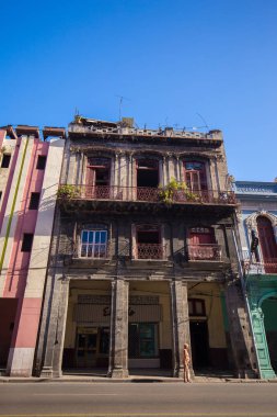 Eski renkli binalar ve Havana, Küba'da tarihi merkezinin sokak