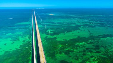 Florida, ABD mavi su üstünde yedi mil köprünün havadan görünümü