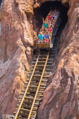 İnsanlar Jurassic Park River Adventure at Universal Orlando Resort Orlando, Florida, ABD 'de eğlenceli
