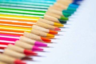 Renkli keskin kalemler üzerinde beyaz izole kapatmak