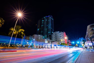 Street Ocean Drive gece görünümü, Miami Beach Art Deco Building, Florida, ABD