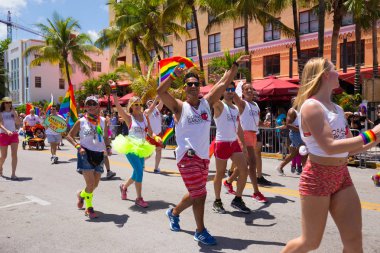 Miami, Florida - Nisan 2016: 8 yıllık Miami Beach Gay Pride Parade katılan kişi