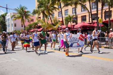 Miami, Florida - Nisan 2016: 8 yıllık Miami Beach Gay Pride Parade katılan kişi