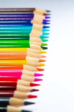 Renkli keskin kalemler üzerinde beyaz izole kapatmak