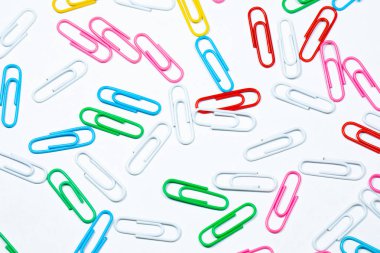 Renkli ofis kağıt üzerinde beyaz izole klip