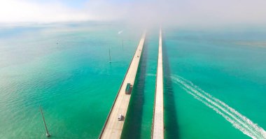 Florida, ABD mavi su üstünde yedi mil köprünün havadan görünümü