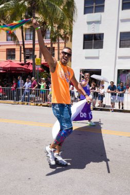 Miami, Florida - Nisan 2016: 8 yıllık Miami Beach Gay Pride Parade katılan kişi
