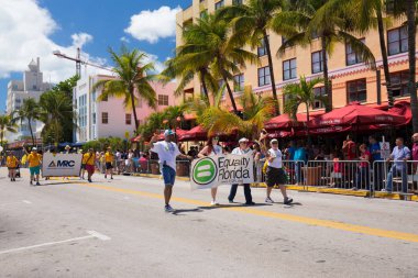 Miami, Florida - Nisan 2016: 8 yıllık Miami Beach Gay Pride Parade katılan kişi