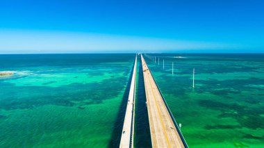 Florida, ABD mavi su üstünde yedi mil köprünün havadan görünümü