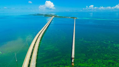 Florida, ABD mavi su üstünde yedi mil köprünün havadan görünümü