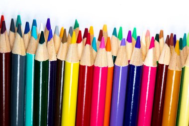 Renkli keskin kalemler üzerinde beyaz izole kapatmak