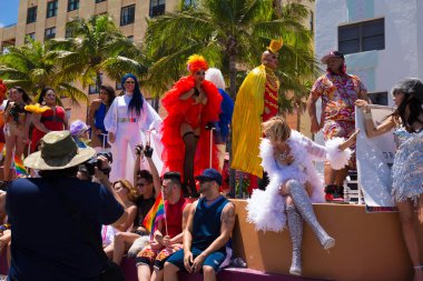 Miami, Florida - Nisan 2016: 8 yıllık Miami Beach Gay Pride Parade katılan kişi