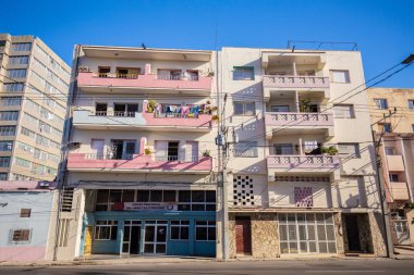 Eski renkli binalar ve Havana, Küba'da tarihi merkezinin sokak