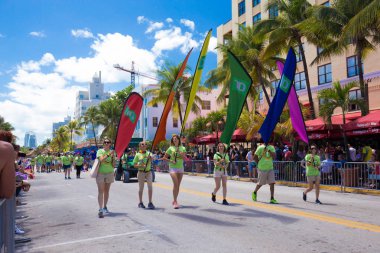 Miami, Florida - Nisan 2016: 8 yıllık Miami Beach Gay Pride Parade katılan kişi