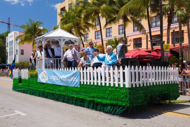 Miami, Florida - Nisan 2016: 8 yıllık Miami Beach Gay Pride Parade katılan kişi